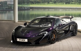 Быстрый автомобиль McLaren P1 у воды