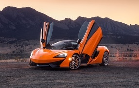 Оранжевый McLaren 570S Spider с открытыми дверями