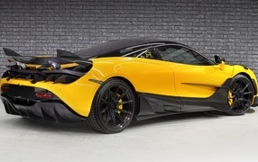 Вид сзади на спортивный автомобиль McLaren 720S Fury