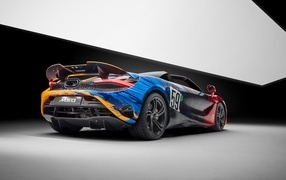 Вид сзади на автомобиль McLaren 750S
