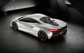Вид сзади на автомобиль McLaren Artura 60th