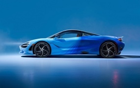 Вид сбоку на синий автомобиль McLaren MSO 750S