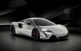 Серебристый автомобиль McLaren Artura 60th Anniversary Edition