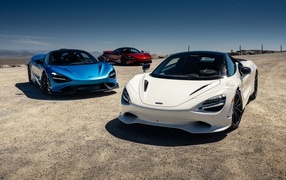 Два автомобиля McLaren 750S 2024 года