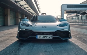 Спортивный автомобиль Mercedes-AMG ONE 2022 года