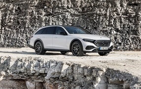 Автомобиль Mercedes-Benz E 450 4MATIC All-Terrain 2024 года в горах