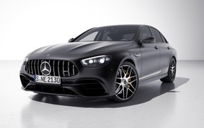 Черный автомобиль Mercedes-AMG E 63 S 4MATIC+