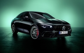 Черный автомобиль Mercedes-AMG CLA 45 S 4MATIC+ на зеленом фоне
