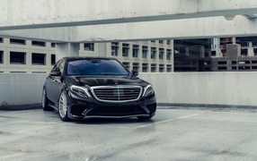 Черный автомобиль Mercedes-Benz S-Coupe S 63 AMG