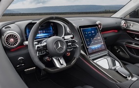 Черный кожаный салон автомобиля Mercedes-AMG SL 63 4MATIC+ 2023 года