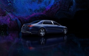 Синий автомобиль Mercedes MAYBACH S 680 4MATIC