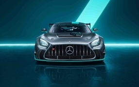 Вид спереди на автомобиль Mercedes-AMG GT2 PRO 2023 года