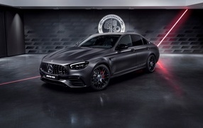 Автомобиль Mercedes-AMG E 63 S 4MATIC+ в здании