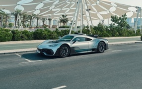 Автомобиль Mercedes-AMG ONE  у здания