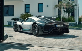 Автомобиль Mercedes-AMG ONE вид сзади