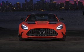 Красный автомобиль Mercedes-AMG GT Black Series 2021 года на фоне небоскреба