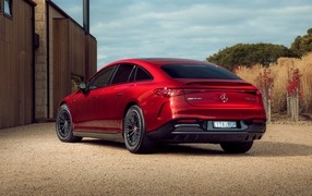 Красный автомобиль Mercedes-AMG EQS 53 4MATIC+