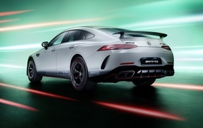 Серебристый автомобиль Mercedes-AMG GT 63 S E Performance  вид сзади