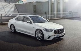 Стильный белый автомобиль Mercedes-AMG S 63 E Performance 2023 года