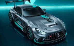 Вид сверху на автомобиль Mercedes-AMG GT2 PRO