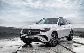 Белый внедорожник Mercedes-Benz GLC 300 E 4MATIC AMG Line