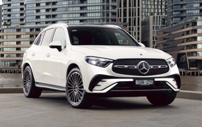 Белый автомобиль Mercedes-Benz GLC 300 4MATIC AMG Line 2023 года