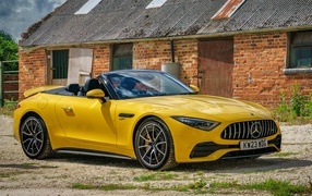 Желтый кабриолет Mercedes-AMG SL 43 2023  года