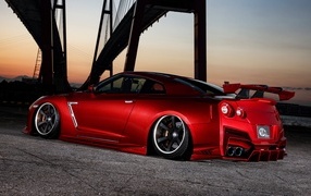 Вид сзади на автомобиль Nissan GTR 35R Final Edition