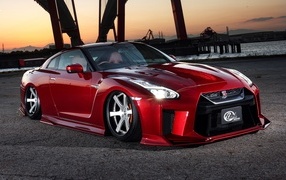 Красный быстрый автомобиль Nissan GTR 35R