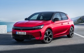 Красный автомобиль Opel Corsa 2023 года