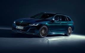 Автомобиль Alpina B5 GT Touring 2023 года на сером фоне