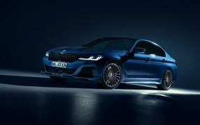 Синий автомобиль Alpina B5 GT 2023 года