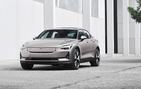 Автомобиль Polestar 2 2023 года у здания