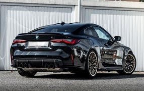 Черный автомобиль Manhart MH4 600 вид сзади