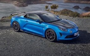 Синий автомобиль Alpine A110 R у воды