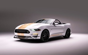 Кабриолет Shelby GT-H Convertible на сером фоне