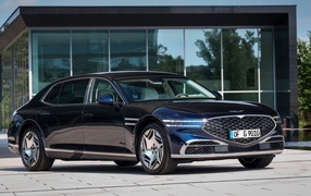 Стильный дорогой автомобиль Genesis G90 Long Wheelbase 2023 года у дома