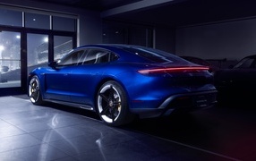 Синий Porsche Taycan в гараже