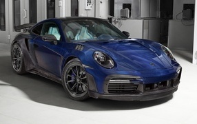 Синий автомобиль Porsche 911 Turbo S Stinger GTR