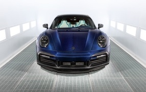 Синий автомобиль  Porsche 911 Turbo S Stinger GTR вид спереди