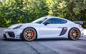 Автомобиль Porsche 718 Cayman GT4 вид сбоку