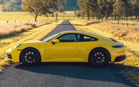 Автомобиль Porsche 911 Carrera GTS вид сбоку