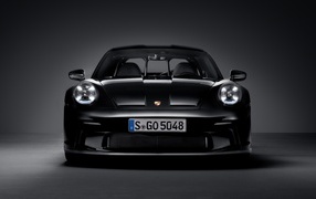 Вид спереди на автомобиль Porsche 911 ST 2023  года