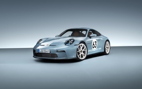 Вид спереди на автомобиль Porsche 911 ST Heritage Design Package 2023  годаэ
