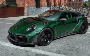 Зеленый автомобиль Porsche 911 Turbo S Stinger GTR