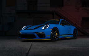 Автомобиль Porsche 911 GT3 RS в темной комнате