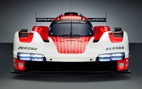 Спортивный гоночный автомобиль Porsche 963 Prototype вид спереди