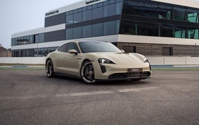 Автомобиль Porsche Taycan GTS у здания