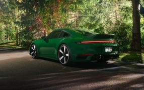 Вид сзади на зеленый автомобиль Porsche 911 Sport Classic 2023 года