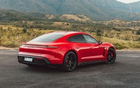 Красный автомобиль Porsche Taycan GTS вид сзади